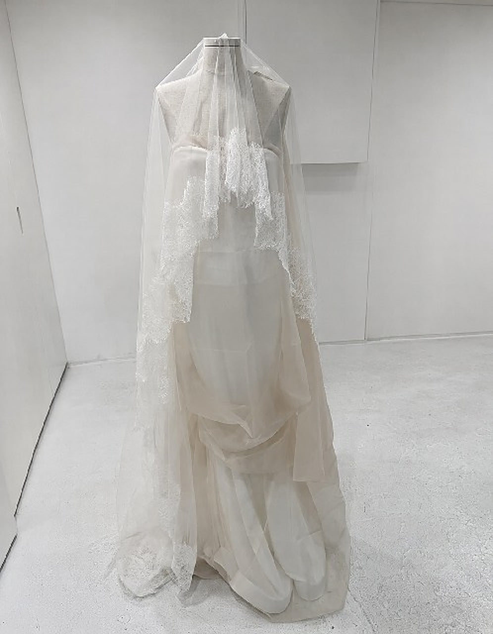 Tulle and lace wedding veil by L'eto Bridal